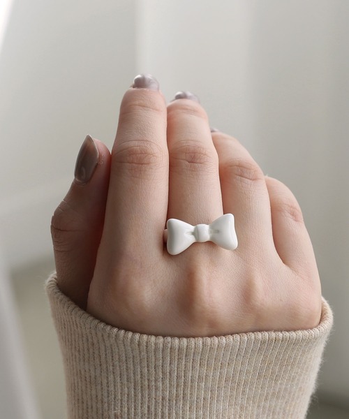 colleca la（コレカラ）の「エナメルカラー リボンリング（リング・レディース・ホワイト/ブラック・FREE）」の4枚目の写真