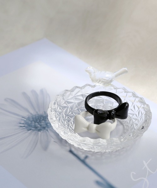 colleca la（コレカラ）の「エナメルカラー リボンリング（リング・レディース・ホワイト/ブラック・FREE）」の5枚目の写真