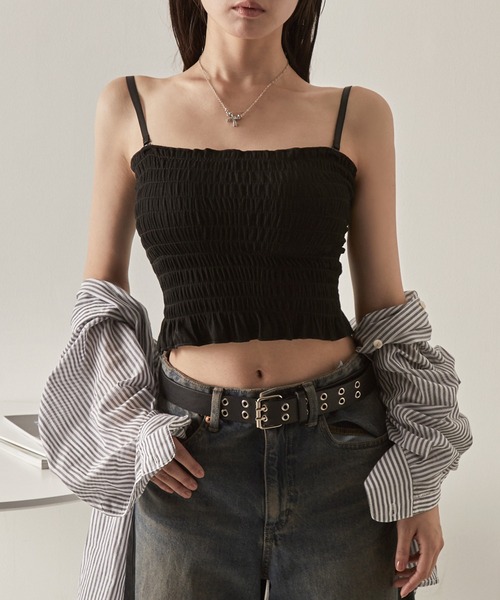 NuNuNa(ヌヌナ)の「【NuNuNa】カップ付き 2WAYシャーリング キャミソール(キャミソール・レディース・カーキ/ブラック/レッド/ブラウン/グレー/オフホワイト・FREE)」の2枚目の写真
