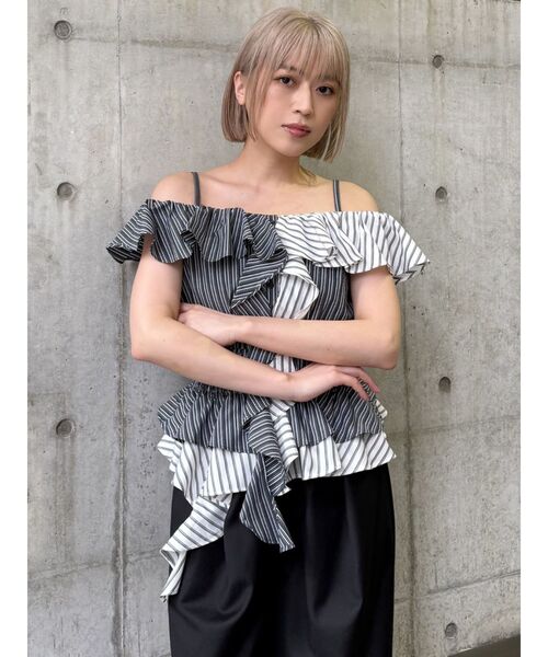 MURUA（ムルーア）の「カスケードスウィッチングフリルシャツ（シャツ/ブラウス・レディース・ブラック/ベージュ・FREE）」の16枚目の写真