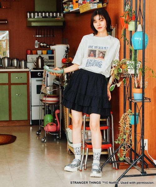 STRANGER THINGS】コラボ ポスター風プリントTシャツ（Tシャツ