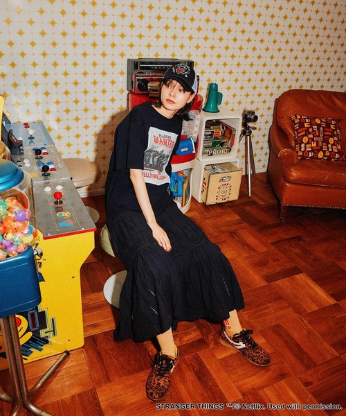 niko and...（ニコアンド）の「【STRANGER THINGS】コラボ ポスター風プリントTシャツ（Tシャツ/カットソー・レディース・ブラック/オフホワイト・MEDIUM/LARGE）」の4枚目の写真