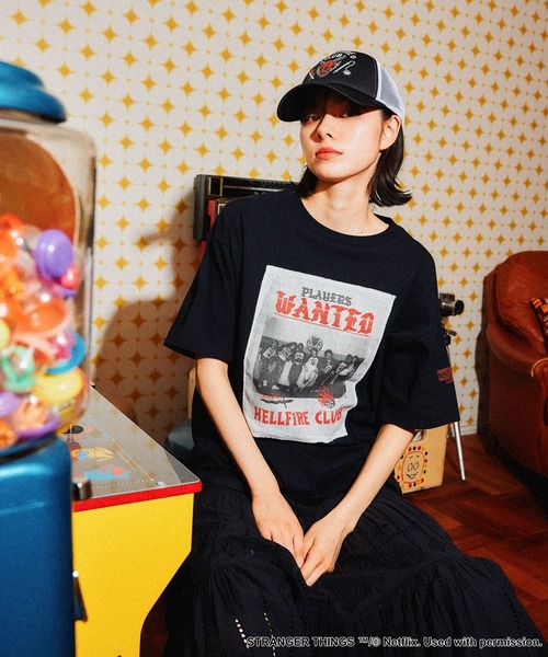 STRANGER THINGS】コラボ ポスター風プリントTシャツ（Tシャツ