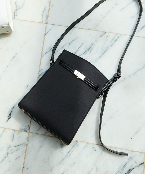 Andemiu（アンデミュウ）の「メタルベルトショルダー572529（ショルダーバッグ・レディース・ホワイト/ブラック・FREE）」の2枚目の写真