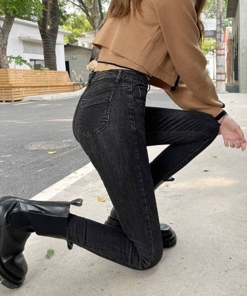 maison de LATIR(メゾンドラティール)の「動きやすさ抜群のハイウエストタイトデニム(デニムパンツ・レディース・ブラック系1/ライトブルー/ブラック/ブルー・30inch/31inch/32inch)」の9枚目の写真