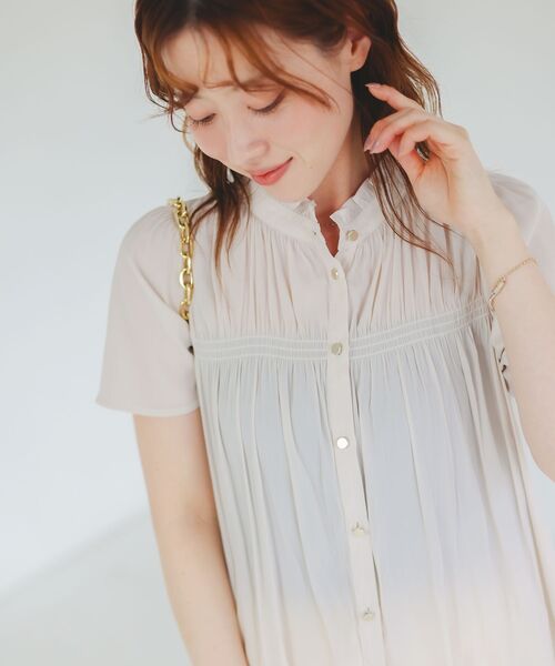 le.coeur blanc(ルクールブラン)の「パウダーサテンシャーリングフレンチブラウス(シャツ/ブラウス・レディース・アイボリー/ブラック/カーキオリーブ・38)」の2枚目の写真