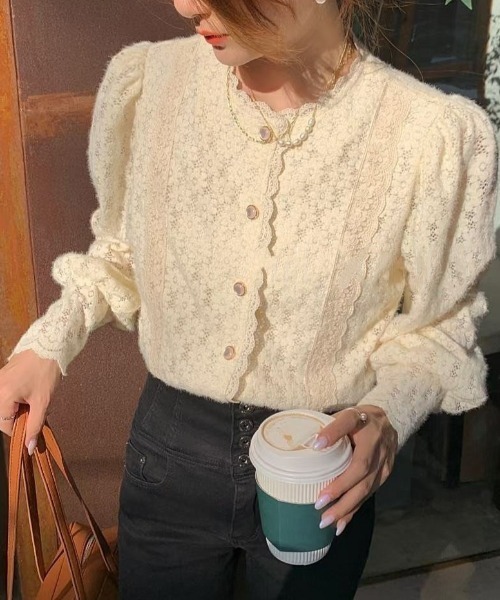 cammie(キャミー)の「フラワーレースパールボタンカーディガンブラウス(シャツ/ブラウス・レディース・アイボリー・LARGE/MEDIUM)」の4枚目の写真