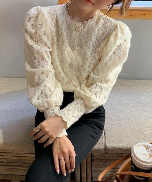 cammie(キャミー)の「フラワーレースパールボタンカーディガンブラウス(シャツ/ブラウス・レディース・アイボリー・LARGE/MEDIUM)」の3枚目の写真