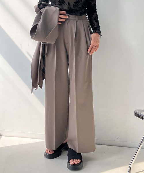 AS KNOW AS plus(アズノゥアズプラス)の「♪センタープレス タックワイドスラックスパンツ セットアップ可能(スラックス・レディース・ブラック/モカ/グレー・FREE)」の1枚目の写真