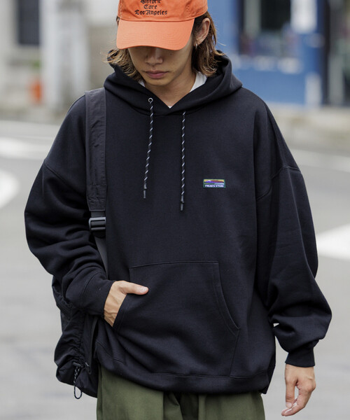 FREAK'S STORE（フリークスストア）の「限定展開 ビッグシルエット ワンポイントロゴ プルオーバーパーカー / ヘムコード（パーカー・メンズ・ネイビー/チャコールグレー/アッシュグレー/ブラック・SMALL/MEDIUM/LARGE）」の2枚目の写真