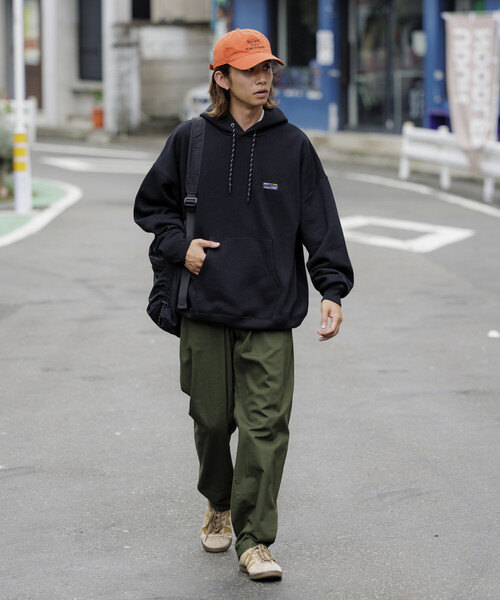 FREAK'S STORE（フリークスストア）の「限定展開 ビッグシルエット ワンポイントロゴ プルオーバーパーカー / ヘムコード（パーカー・メンズ・ネイビー/チャコールグレー/アッシュグレー/ブラック・SMALL/MEDIUM/LARGE）」の6枚目の写真