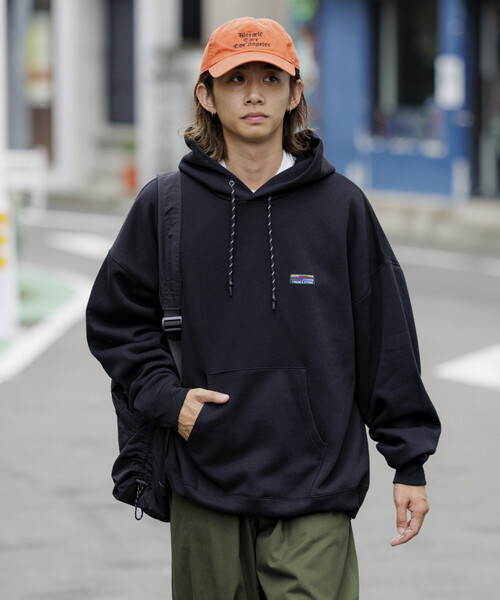 FREAK'S STORE（フリークスストア）の「限定展開 ビッグシルエット ワンポイントロゴ プルオーバーパーカー / ヘムコード（パーカー・メンズ・ネイビー/チャコールグレー/アッシュグレー/ブラック・SMALL/MEDIUM/LARGE）」の8枚目の写真