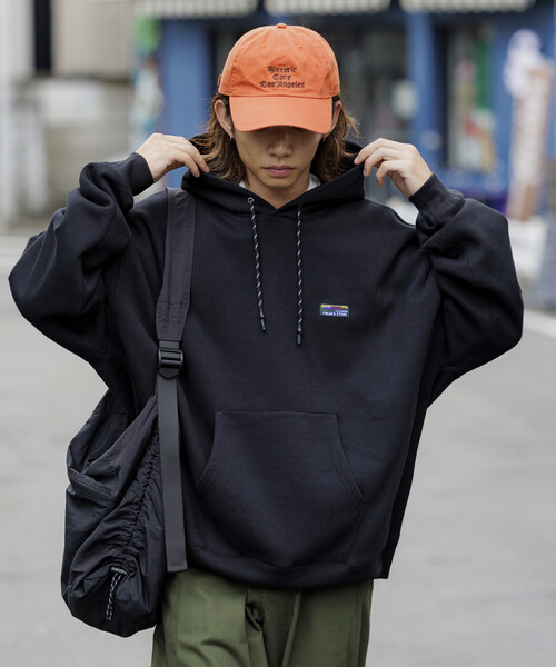 FREAK'S STORE（フリークスストア）の「限定展開 ビッグシルエット ワンポイントロゴ プルオーバーパーカー / ヘムコード（パーカー・メンズ・ネイビー/チャコールグレー/アッシュグレー/ブラック・SMALL/MEDIUM/LARGE）」の11枚目の写真