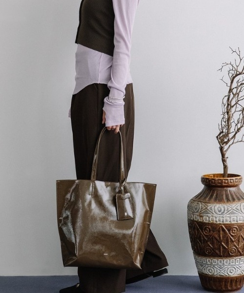 Beau're（ヴュレ）の「【BEAURE/ビュレ】BEAURE シワエナメル A4 トート Bag（トートバッグ・レディース・ブラウン/ブラック/ベージュ・FREE）」の3枚目の写真