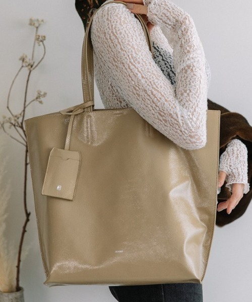 Beau're（ヴュレ）の「【BEAURE/ビュレ】BEAURE シワエナメル A4 トート Bag（トートバッグ・レディース・ブラウン/ブラック/ベージュ・FREE）」の7枚目の写真