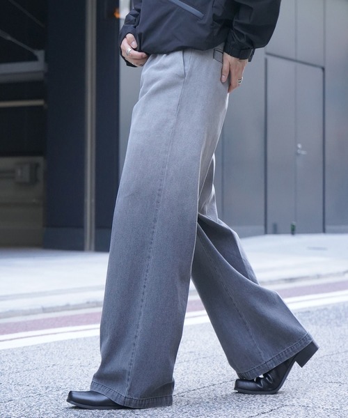 Confirm（コンファーム）の「【新色追加】 ヴィンテージメイク 箔デニム グラデーションデニム ケミカルウォッシュ加工 デニム / ツイル タック ワイドストレートスラックスパンツ / ロールアップ デニムスラックス（デニムパンツ・メンズ・ブラック/ブラック系その他2/グレー系その他/サックスブルー/ブルー系その他2/ブラック系その他/ブラック系その他3/グレー/チャコールグレー/ベージュ/インディゴブルー/ブラック系その他4/ブラウン/グレー系/ブラック系/ブルー系・M/L/XL/S）」の4枚目の写真