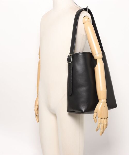 ETRE TOKYO（エトレトウキョウ）の「ブラスリングバックルレザーバッグ（ショルダーバッグ・レディース・ブラック/ベージュ・FREE）」の22枚目の写真