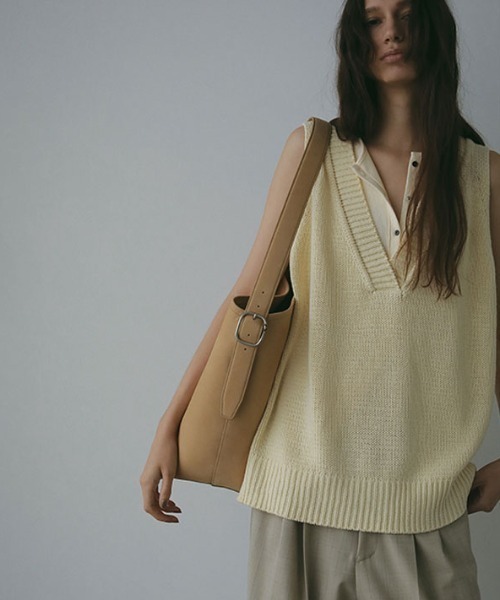 ETRE TOKYO（エトレトウキョウ）の「ブラスリングバックルレザーバッグ（ショルダーバッグ・レディース・ブラック/ベージュ・FREE）」の3枚目の写真