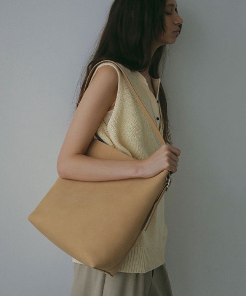 ETRE TOKYO（エトレトウキョウ）の「ブラスリングバックルレザーバッグ（ショルダーバッグ・レディース・ブラック/ベージュ・FREE）」の5枚目の写真