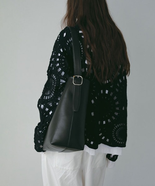 ※lilly※【入手困難 美品✨】ETRE TOKYO ブラック ブラスリングバックルレザーバッグ（ショルダーバッグ）｜ETRE