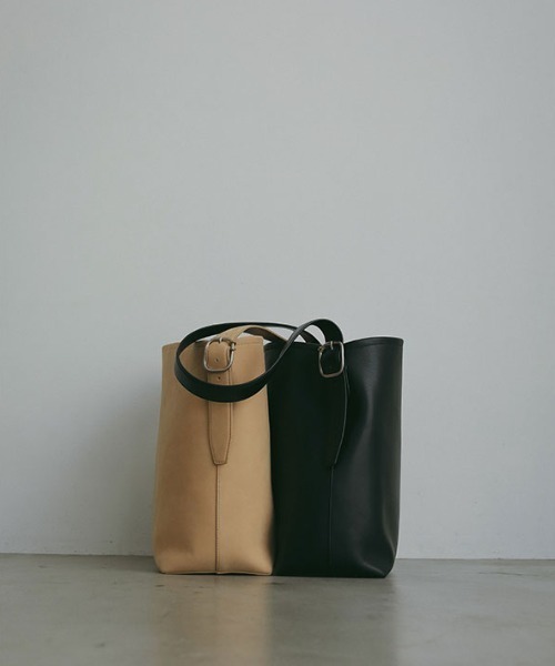 ETRE TOKYO（エトレトウキョウ）の「ブラスリングバックルレザーバッグ（ショルダーバッグ・レディース・ブラック/ベージュ・FREE）」の9枚目の写真