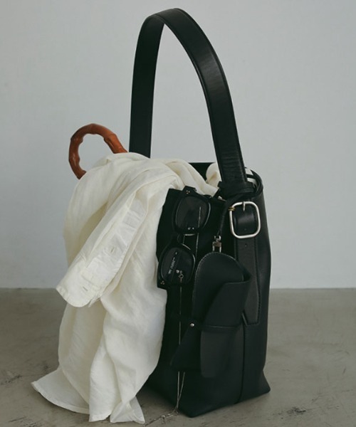 ※lilly※【入手困難 美品✨】ETRE TOKYO ブラック ブラスリングバックルレザーバッグ（ショルダーバッグ）｜ETRE