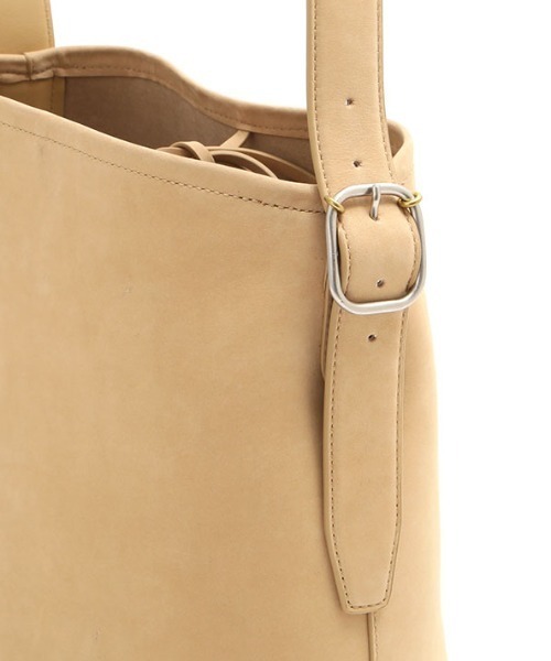 ETRE TOKYO（エトレトウキョウ）の「ブラスリングバックルレザーバッグ（ショルダーバッグ・レディース・ブラック/ベージュ・FREE）」の16枚目の写真