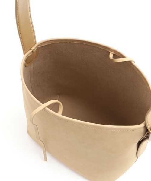 ETRE TOKYO（エトレトウキョウ）の「ブラスリングバックルレザーバッグ（ショルダーバッグ・レディース・ブラック/ベージュ・FREE）」の19枚目の写真