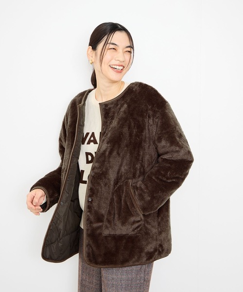 Mac-House(マックハウス)の「Idnes リバーシブルキルト×ボアジャケット(ブルゾン・レディース・ブラウン/ブラック/ベージュ・M)」の2枚目の写真