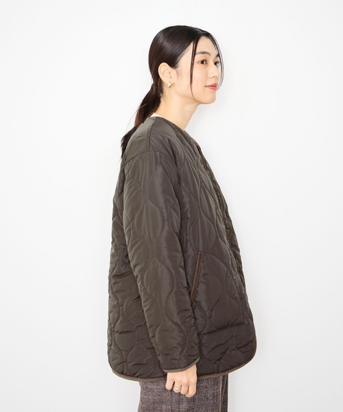 Mac-House(マックハウス)の「Idnes リバーシブルキルト×ボアジャケット(ブルゾン・レディース・ブラウン/ブラック/ベージュ・M)」の4枚目の写真