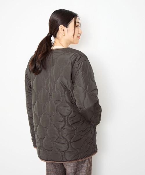 Mac-House(マックハウス)の「Idnes リバーシブルキルト×ボアジャケット(ブルゾン・レディース・ブラウン/ブラック/ベージュ・M)」の5枚目の写真