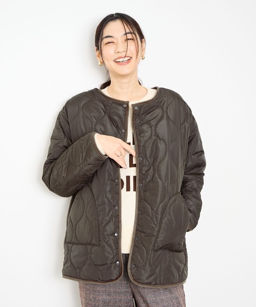 Mac-House(マックハウス)の「Idnes リバーシブルキルト×ボアジャケット(ブルゾン・レディース・ブラウン/ブラック/ベージュ・M)」の22枚目の写真