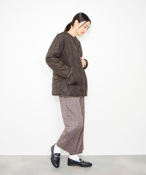 Mac-House(マックハウス)の「Idnes リバーシブルキルト×ボアジャケット(ブルゾン・レディース・ブラウン/ブラック/ベージュ・M)」の22枚目の写真