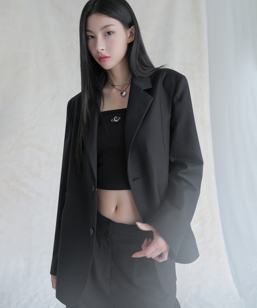 AVANDRESS（アバンドレス ）の「カーブドツーボタンブレザー チャコール（テーラードジャケット・レディース・チャコール・LARGE/MEDIUM/SMALL）」の2枚目の写真