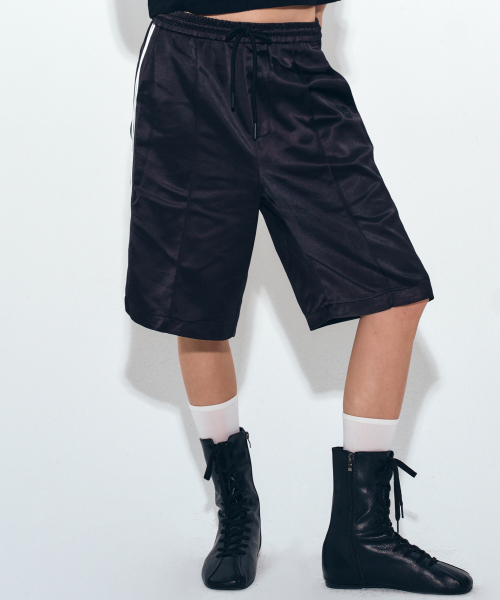 NICK&NICOLE(ニックアンドニコール)の「DOUBLE LINE SATIN HALF PANTS_BLACK(その他パンツ・レディース・ブラック・FREE)」の2枚目の写真