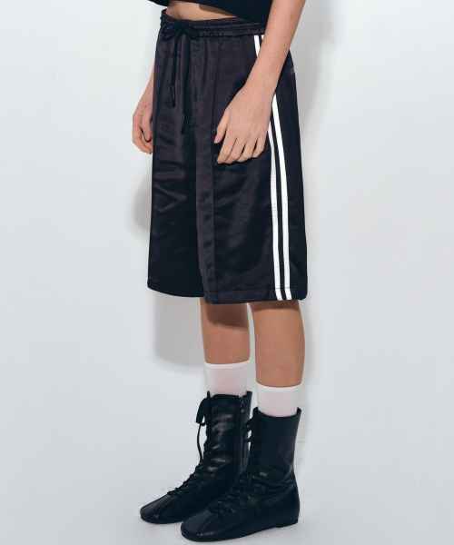 NICK&NICOLE(ニックアンドニコール)の「DOUBLE LINE SATIN HALF PANTS_BLACK(その他パンツ・レディース・ブラック・FREE)」の3枚目の写真