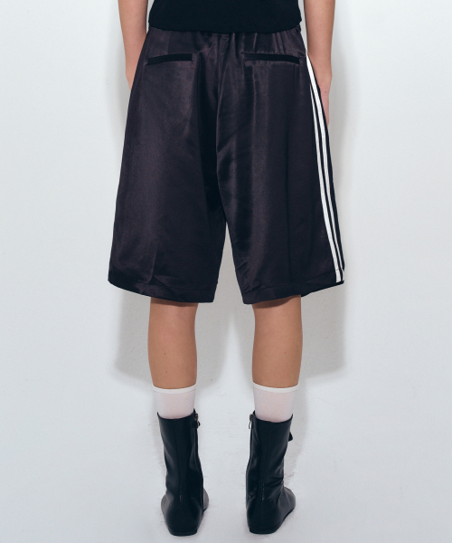 NICK&NICOLE(ニックアンドニコール)の「DOUBLE LINE SATIN HALF PANTS_BLACK(その他パンツ・レディース・ブラック・FREE)」の4枚目の写真