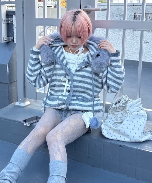 Never mind the XU / Chikashitsu+（ネバーマインド ザ エックスユー / チカシツプラス）の「【nmtc+】stripe fur hood cardigan / 【エムティーシープラス】ストライプファーフードカーディガン（カーディガン/ボレロ・メンズ・グレー・ONE SIZE）」の3枚目の写真