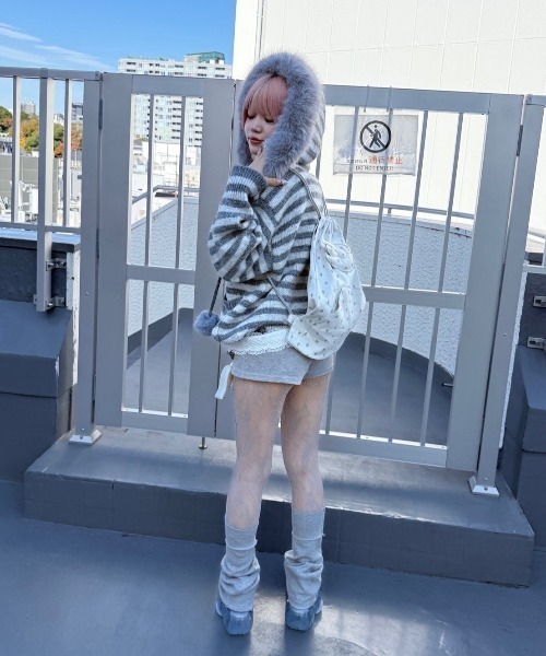 Never mind the XU / Chikashitsu+（ネバーマインド ザ エックスユー / チカシツプラス）の「【nmtc+】stripe fur hood cardigan / 【エムティーシープラス】ストライプファーフードカーディガン（カーディガン/ボレロ・メンズ・グレー・ONE SIZE）」の5枚目の写真