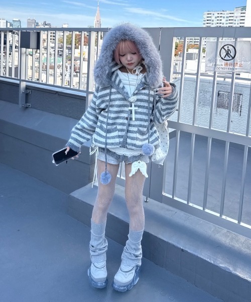 Never mind the XU / Chikashitsu+（ネバーマインド ザ エックスユー / チカシツプラス）の「【nmtc+】stripe fur hood cardigan / 【エムティーシープラス】ストライプファーフードカーディガン（カーディガン/ボレロ・メンズ・グレー・ONE SIZE）」の4枚目の写真