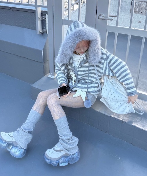 Never mind the XU / Chikashitsu+（ネバーマインド ザ エックスユー / チカシツプラス）の「【nmtc+】stripe fur hood cardigan / 【エムティーシープラス】ストライプファーフードカーディガン（カーディガン/ボレロ・メンズ・グレー・ONE SIZE）」の2枚目の写真