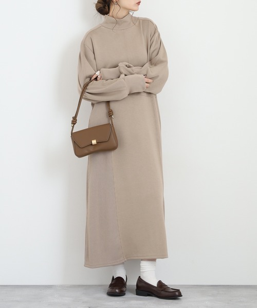 EGLANTINE(エグランティーヌ)の「EGLANTINE ダンボールモックネックワンピース(ワンピース・レディース・ライトベージュ/ブラック/チャコールグレー・38)」の3枚目の写真