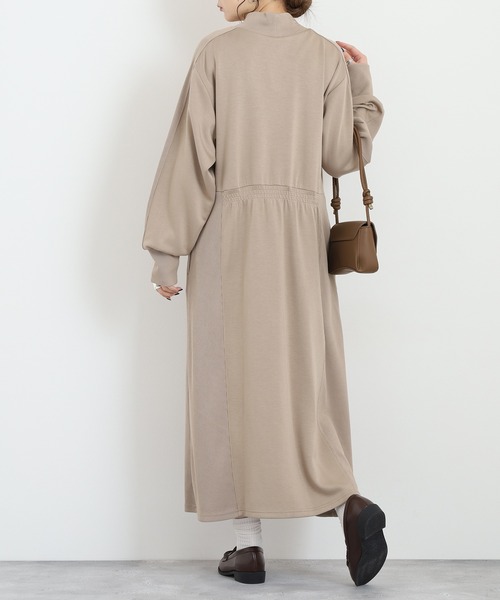 EGLANTINE(エグランティーヌ)の「EGLANTINE ダンボールモックネックワンピース(ワンピース・レディース・ライトベージュ/ブラック/チャコールグレー・38)」の18枚目の写真