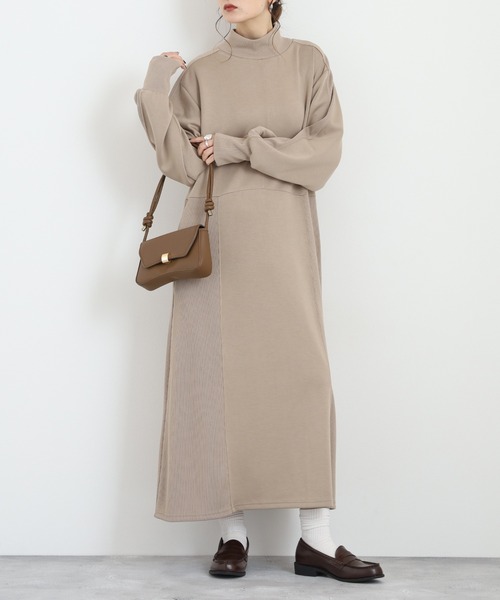 EGLANTINE(エグランティーヌ)の「EGLANTINE ダンボールモックネックワンピース(ワンピース・レディース・ライトベージュ/ブラック/チャコールグレー・38)」の14枚目の写真