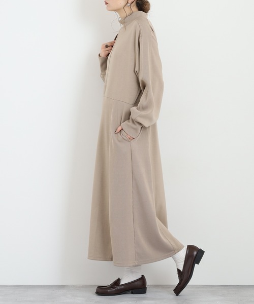 EGLANTINE(エグランティーヌ)の「EGLANTINE ダンボールモックネックワンピース(ワンピース・レディース・ライトベージュ/ブラック/チャコールグレー・38)」の16枚目の写真