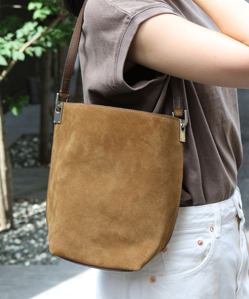 Rouge vif（ルージュヴィフ）の「【ORSETTO/オルセット】RACOOLTOスウェードレザーショルダーバッグ（ショルダーバッグ・レディース・ブラウン・フリー）」の2枚目の写真