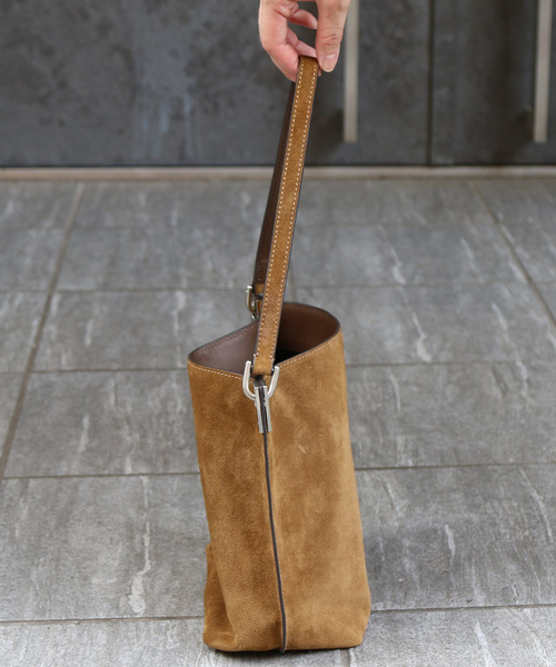 Rouge vif（ルージュヴィフ）の「【ORSETTO/オルセット】RACOOLTOスウェードレザーショルダーバッグ（ショルダーバッグ・レディース・ブラウン・フリー）」の7枚目の写真