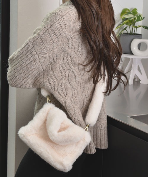 TONE SELECT GOODS(トーンセレクトグッズ)の「【float】ふわふわ ファー シンプル ミニハンドバック/ショルダーバッグ【2way】(ショルダーバッグ・レディース・オフホワイト/アッシュブラウン/スモークピンク/ライトベージュ/ブラック・FREE)」の6枚目の写真