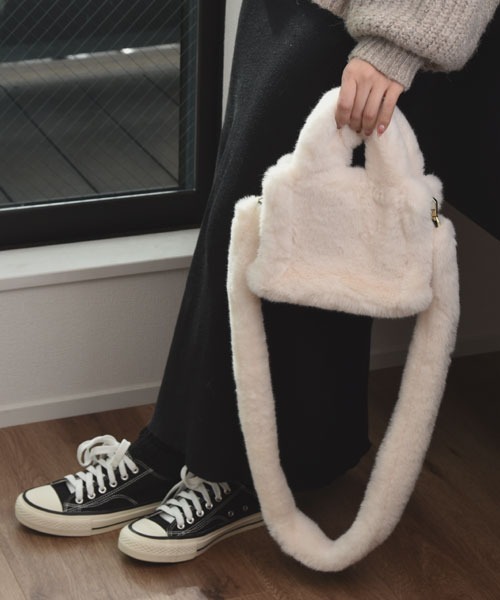 TONE SELECT GOODS(トーンセレクトグッズ)の「【float】ふわふわ ファー シンプル ミニハンドバック/ショルダーバッグ【2way】(ショルダーバッグ・レディース・オフホワイト/アッシュブラウン/スモークピンク/ライトベージュ/ブラック・FREE)」の7枚目の写真