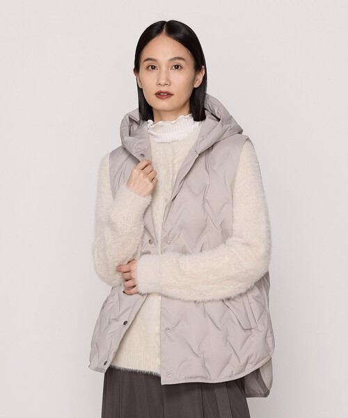 Gabardine K.T(ギャバジンケーティー)の「〔 +サイズ 〕 ダウン ジレ(ダウンベスト・レディース・ライトグレー・15号)」の1枚目の写真